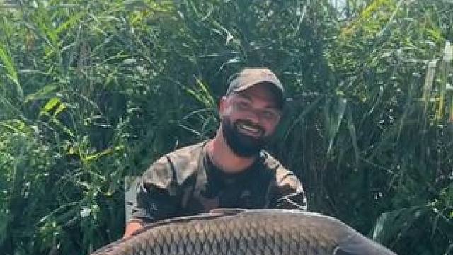 亚洲鲤鱼 #国外视频分享 #好大一条鱼 #钓鱼的乐趣只有钓鱼人懂