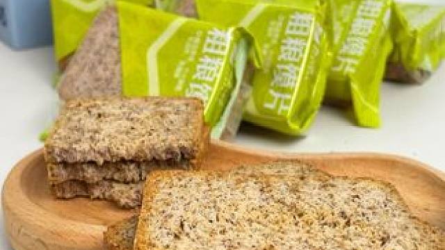 哈尔滨红肠 谁懂啊！把粗粮做成了馍片，并且还是黑麦，咸香酥脆的，真的非常适合正在身材管理的你！！#零