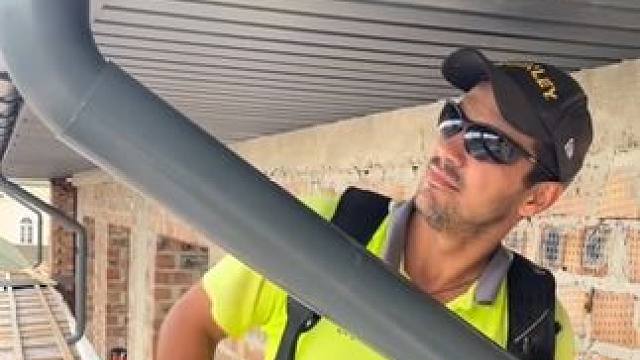 欧式乡村屋檐雨水管道的施工方式。 #屋檐水管 #水管安装 #施工工艺 #设计施工 #工程建设