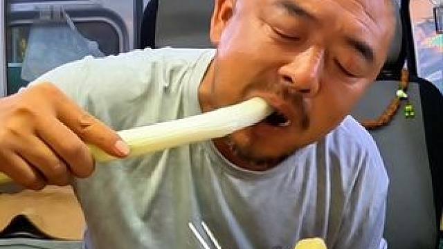 高速生活第六天来到望都服务区，没有菜大葱蘸大酱也能喝 #漂泊在外 #四海为家