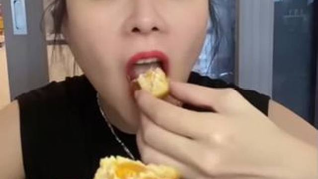 #吃货的世界唯有美食不可辜负 #深夜放毒系列之让你饿的睡不着 #好好吃饭好好生活 #吃一天月饼大概能