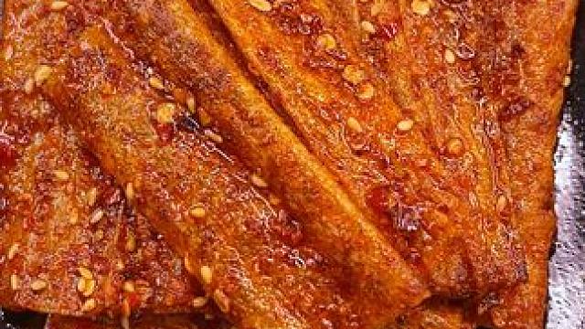 喜欢吃辣的一定要尝尝这个爆辣手撕豆皮！撕着吃真的太好吃了！#零食推荐 #解馋 #妈呀太香了 #无辣不