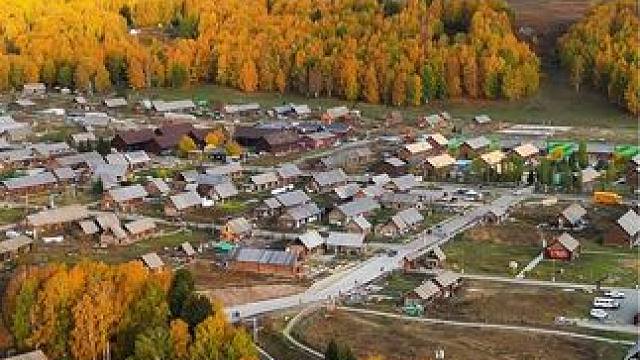 古老的禾木村是蒙古族图瓦人的聚集地之一，五彩缤纷的季节，迎来四面八方的游客#禾木村 #这里是新疆 #