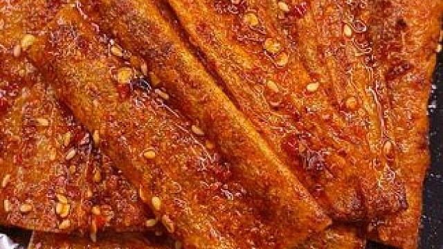 这个爆辣手撕豆皮真的太好吃了 每一包份量都很足，上面裹满了芝麻和辣椒#好吃到停不下来 #零食推荐 #