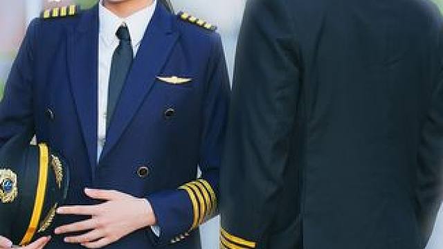 #和你一起偷月亮 #五年后总裁带着初恋下飞机偶遇龙凤双宝瞬间崩溃：你妈妈呢