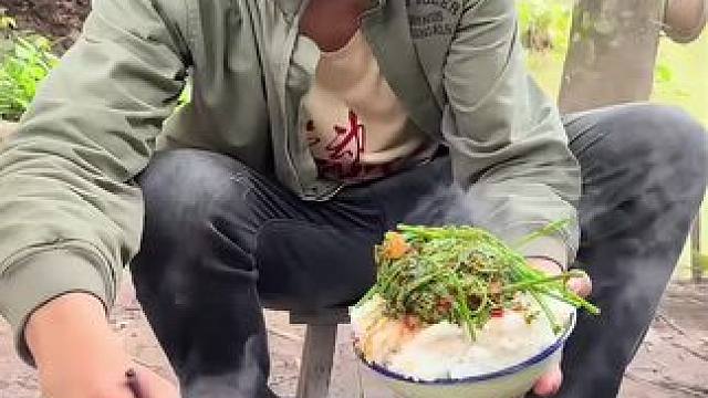 #农村美食 #农村丰收的喜悦 水煮五花肉炒瓜尖叶好吃不得了