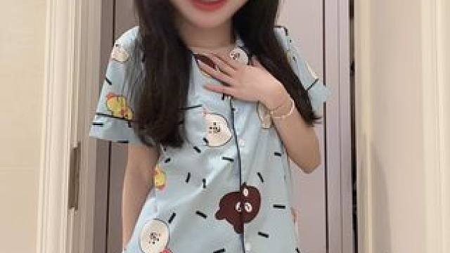 美就一个字 却跟了姐一辈子 #开灯关灯丝滑变装 #睡衣变装 #卡点换装 #睡衣摇 #扭一扭