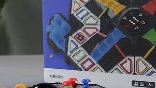 跟孩子一起玩飞行棋吧，经典的棋盘加入了太空的主题，满满的科幻感。水晶球与星光轨道，玩起来沉浸感更强。