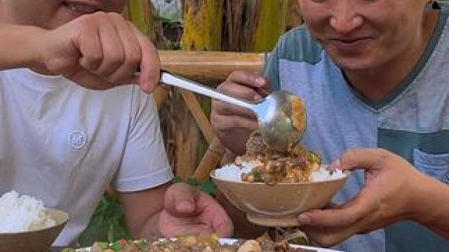 芋头熟了挖回家做滑牛肉，拌米饭吃真是一绝！ #农村美食 #新农人计划2024 #乡村守护人