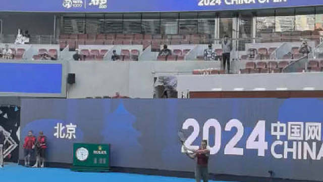 萨巴伦卡中心场训练，签表刚刚出，萨巴和郑钦文同在一个半区，首轮轮空，看这个劲头，要把人抡4。