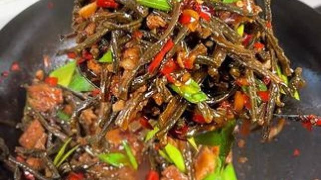 简单又好吃的农家干豆角烧五花肉，香香糯糯有嚼劲，盖在米饭上，米饭我都能多吃两碗#干豆角