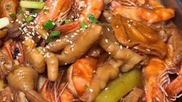 赖胖子的蟹锅真的太香了，今天又来打卡了。他们家的蟹锅真的是百吃不厌，每次来都吃不够。现在他们家出了一