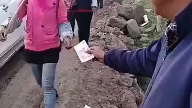 生的不易，活的艰难，满头白发的我依然努力