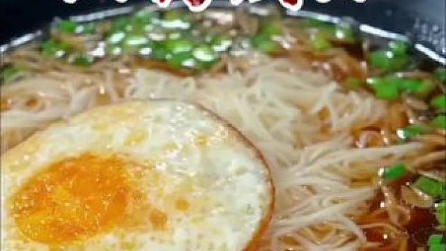 每次早上不知道做什么吃的时候，我儿子就会点名要吃这个山药做的线面，因为它口感细滑，做法简单，营养又美