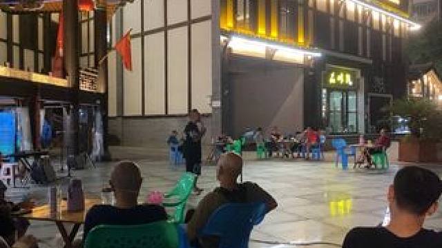 #现场实拍 #人气爆棚 #围观 #路人视角 #人山人海太热闹了 真的太好听了，我一个女孩子都感觉好听