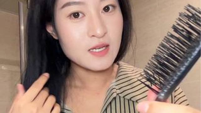 天哪，这是什么神奇梳子，既能梳蓬松，还能梳顺滑，打结的头发也三两下就能梳开，关键才这个价#梳头 #梳