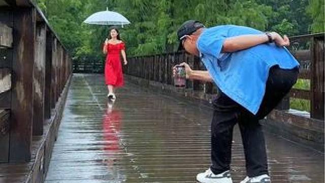 下雨天如何拍视频，一招教你拍出意境小短片#手机摄影 #下雨天 #手机运镜 #户外拍摄