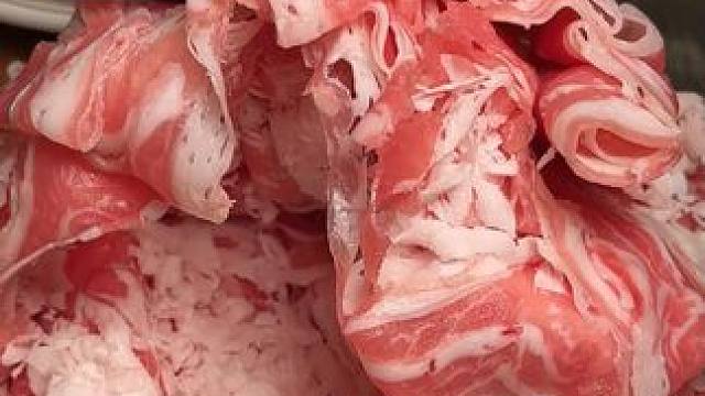 这一口麻酱蘸肉谁懂啊！！ #郑州美食 #铜锅涮肉 #降温了该吃麻酱涮肉了 #秋天的第一口涮肉