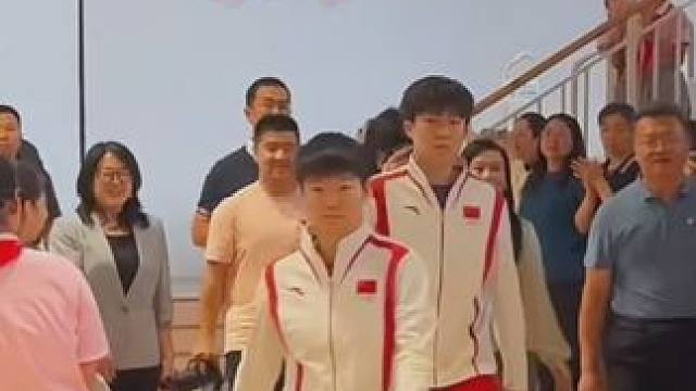 两小只参加活动，现场教学乒乓球，大头还来个背后接球，两小只相视而笑，太爱了。#孙颖莎