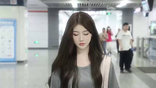 趁早上地铁站没人不然我社死