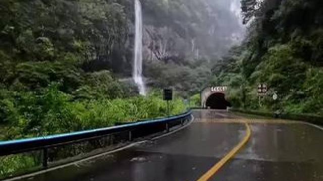 去年这个时候，我们这里到处都在发大水，下大雨，今年连续70多天的干旱，地里的庄稼颗粒无收，这到底是怎