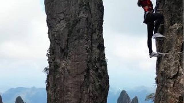 这样的悬崖栈道，你敢来挑战吗#航拍莽山 #莽山五指峰飞拉达