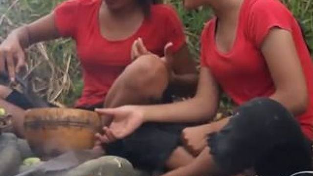 榴莲水果和猪肉沙拉用辣椒酱烹饪河边的食物 - 生存烹饪 #原始美味 #荒野求生 #光遇