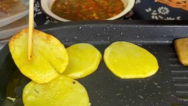 还没吃过我们家鲜花椒煳辣椒的老乡些，用来吃烧烤烙锅凉拌蘸水真的不要太好吃，还不买点回去试哈~