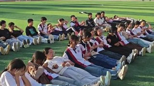 体育课——相信团队的力量 相互帮助团结一致，让枯燥的体育锻炼充满欢声笑语！#体育课 #活力校园 #爱