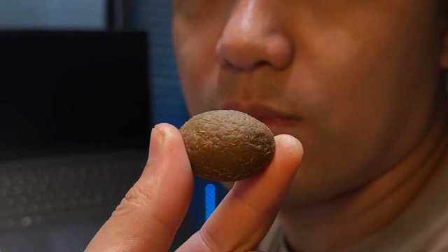 现在抽之前吃一个甘草橄榄，润的很呐！#零食 #橄榄 #甘草橄榄 