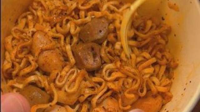 下班最好别走，给我解释一下为什么面里有十个丸子！#宵夜 #零食 #拌面 