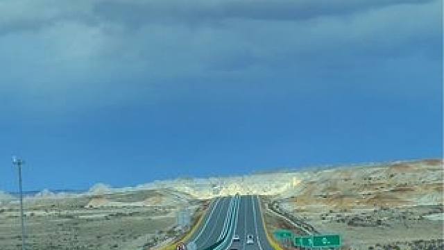 新疆S21沙漠公路(阿乌高速)，全长342.538公里，作为新疆首条沙漠高速公路，它是连接天山与 阿