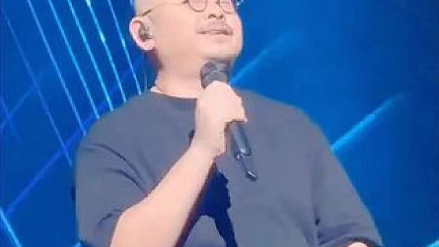 刀郎→成都凤凰山体育馆演唱，全程都是泪流满面！#真情流露 #万人合唱 ！