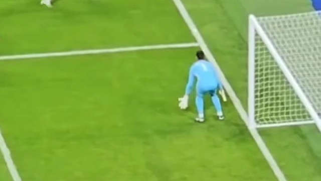 这这这，脚后跟进球哦，比大部分前锋都丝滑