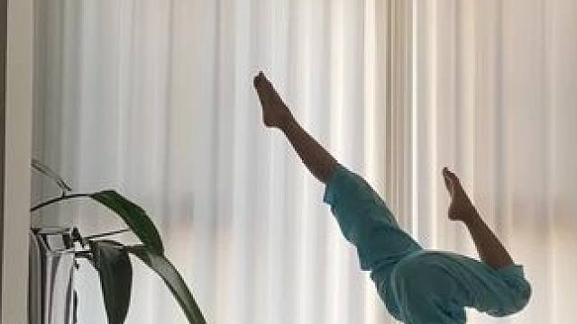 请一边努力，一边快乐
#瑜伽#因为热爱所以坚持 #倒立 #让喜欢的事成为生活 #简单的事情重复做