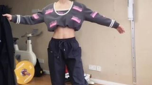 姐妹们赶紧来薅羊毛！撸铁女孩秋天必备工装裤 居然是防水防风加绒的～#百搭工装裤#健身穿搭#冲锋裤