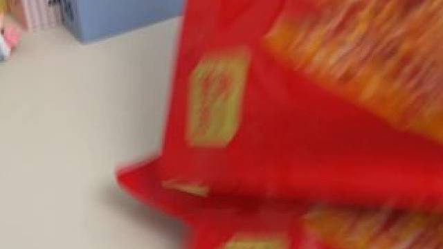 麻辣鸭头 流口水了！超级好吃的大鸭头，卤制后翻炒每个部位都很入味，口感劲道看剧来上一个别提多开心了！