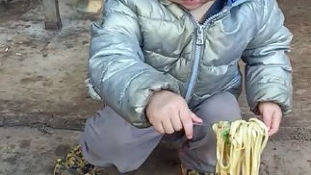 大双自己挑面吃。#记录真实生活