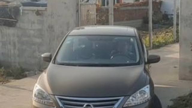 农家院门口倒车入库，道路狭窄还有玉米秸 农家院门口倒车入库，道路狭窄还有玉米秸#搞笑配音 #搞笑视频