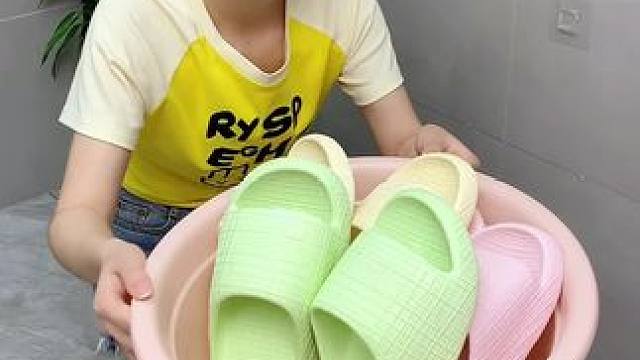 #可伸缩拖鞋架 ，凉鞋拖鞋用它收纳不占空间，还是个#可伸缩毛巾架 ，卫生间干净整洁多了#免打孔 #实