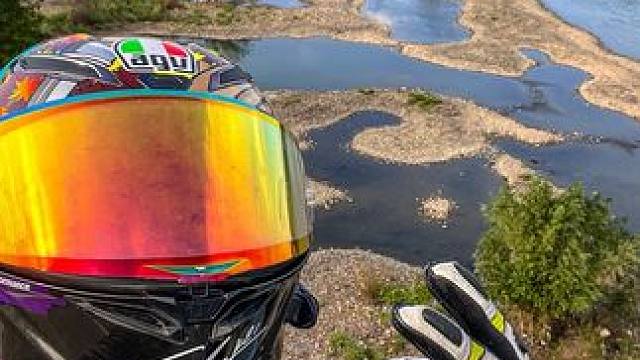 这么美的景，怎么能没了你#cfmoto春风动力 #机车摄影 #agvpista