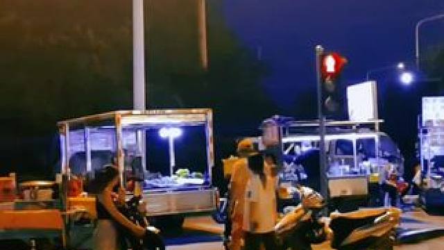 #城市的夜晚 #街灯亮起时 #人间烟火是平凡中的诗意，是喧嚣中的宁静。