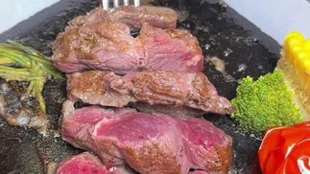 天呐，有两份牛排就算了，居然还有那么多菜品自助，石烧果木厚切牛排好好吃#谁懂这一口