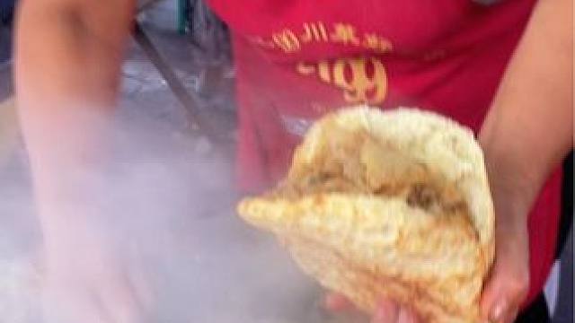 如果你来一次灵宝，一定要尝尝灵宝的美食“石子馍夹一生凉粉” #舌尖上的味道 #地方特色小吃#真材实料