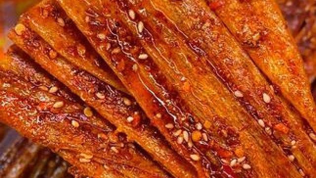 爱吃辣的宝贝们一定不要错过这个旋风豆卷，咸香香辣脆脆的，巨好吃#辣条 #好吃到停不下来 #零食推荐 