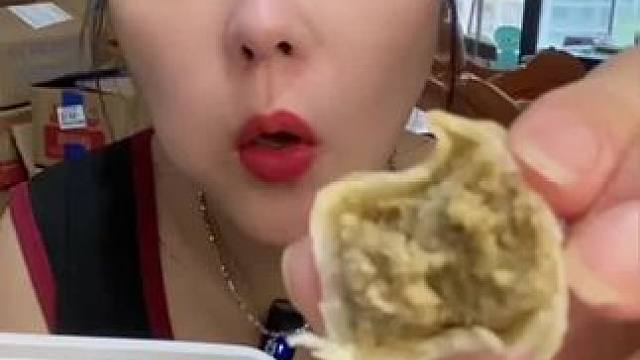#谁懂这个视频对吃货的杀伤力 #吃货的世界唯有美食不可辜负 #妈呀太香了 #南方人是怎么吃月饼的 #