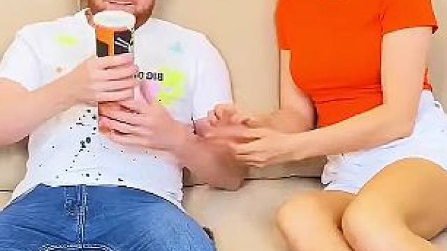 美女给老公准备的薯片，这老公看起来很喜欢啊 #歪果仁系列 #老外真会玩 #原创配音