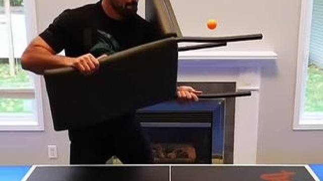 高难度乒乓球大比拼，玩的简直太嗨了吧！ #看一遍笑一遍 #这操作都看傻了 #在玩一种很新的解压玩具 