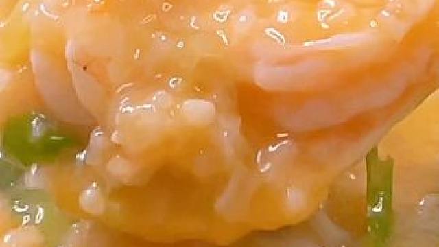 把虾头剪下来煎一煎，出锅就变成人人都爱喝的虾仁蔬菜粥