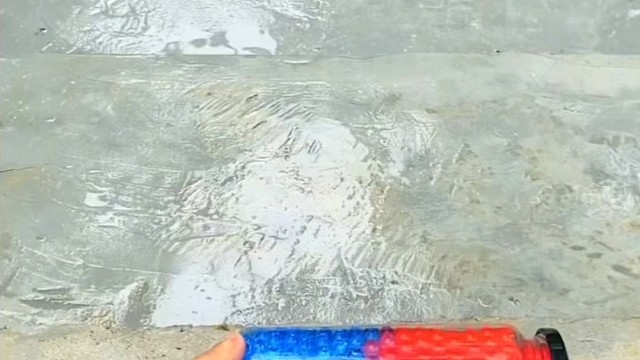 楼梯滚瓶子爆破解压时刻